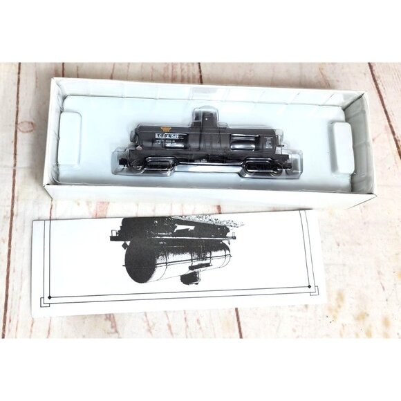 Proto 2000 Series 8,000 Gallon Type 21 Riveted Tank Car HO Scale Model Train - Picture 4 of 14